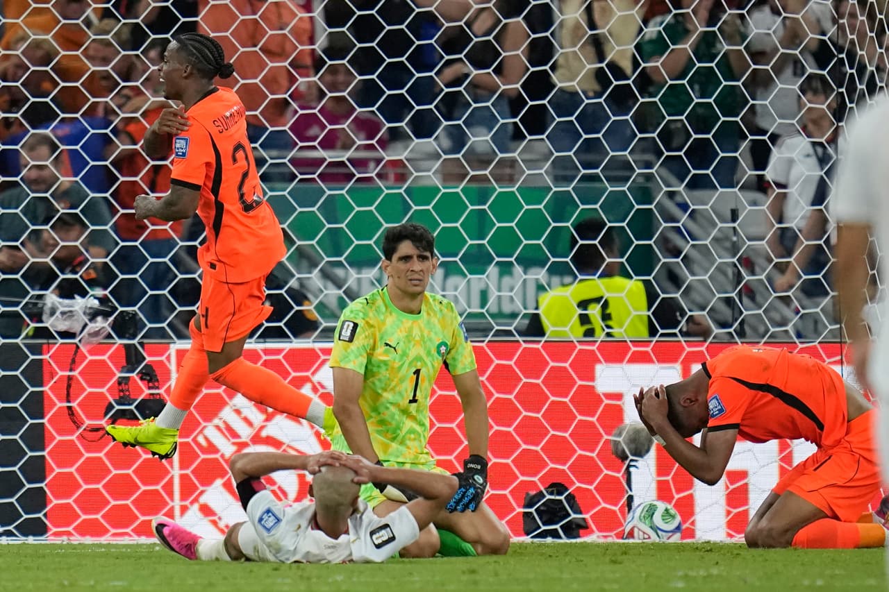 Cody Gakpo, de los Países Bajos (a la derecha), reacciona tras marcar el primer gol de su equipo durante el partido de dieciseisavos de final de la Copa del Mundo entre los Países Bajos y Marruecos en Guadalupe, cerca de Monterrey, México, el lunes 29 de junio de 2026.