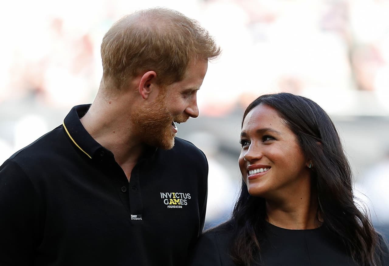 Meghan Markle y el príncipe Harry lucían felices por el éxito del evento al que en total asistieron 66,000 fanáticos del béisbol, según reportó el Daily Mail.