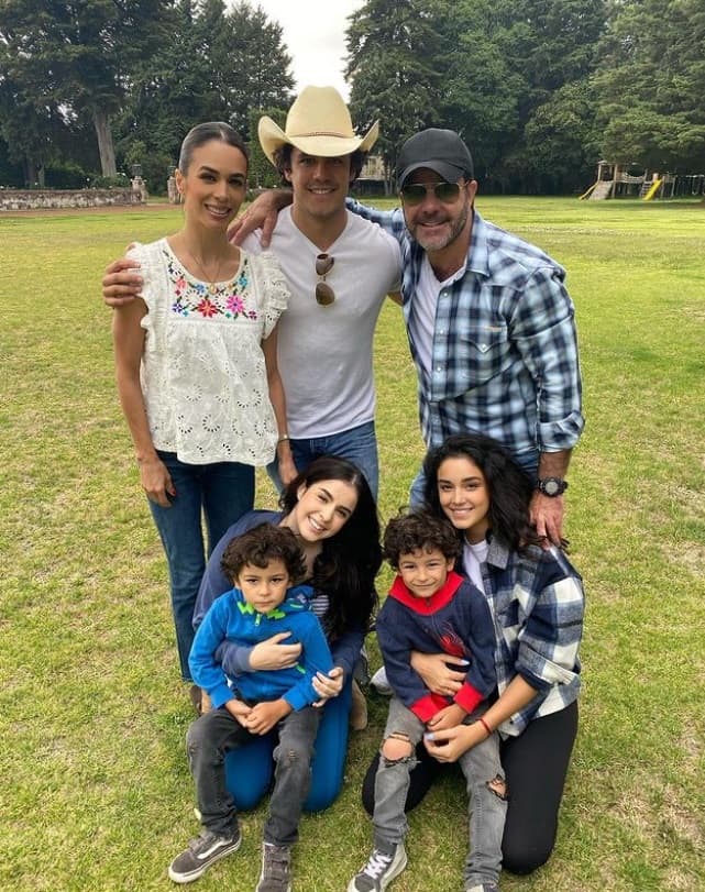 La pareja se casó en 1994 y con el paso de los años formaron una familia con cinco hijos: Eduardo Jr., Ana Paula, Alejandra, y los mellizos Manuel y Daniel.
