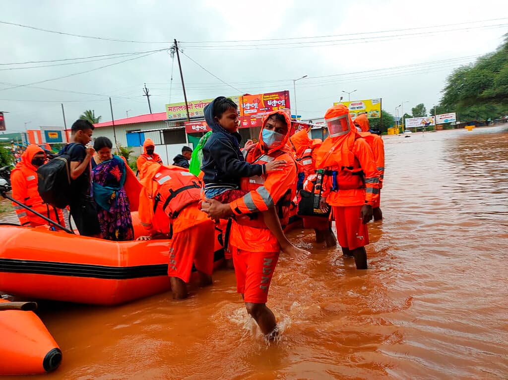 Rescatistas de la NDRF apoyan a habitantes de la ciudad de Chiplun, al oeste del país el 23 de julio. Barrios completos del poblado, ubicado a 155 millas de Bombay, quedaron anegados desde el jueves bajo 236 pulgadas de agua.