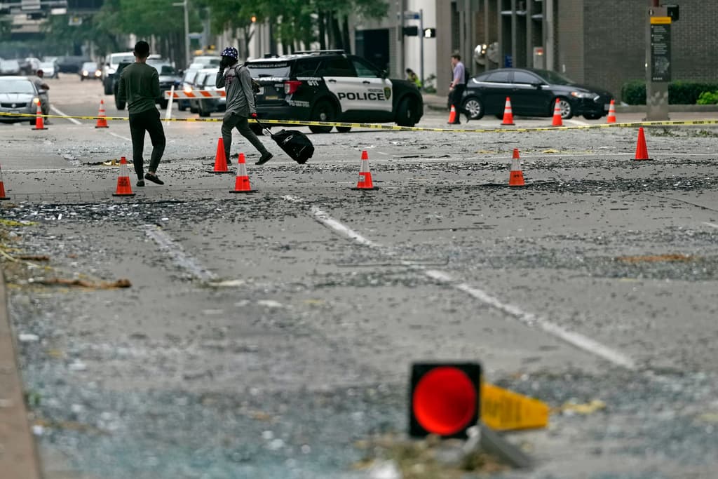 Residentes en el centro de Houston se movilizaban temprano este viernes a otros lugares, mientras la situación se normaliza.