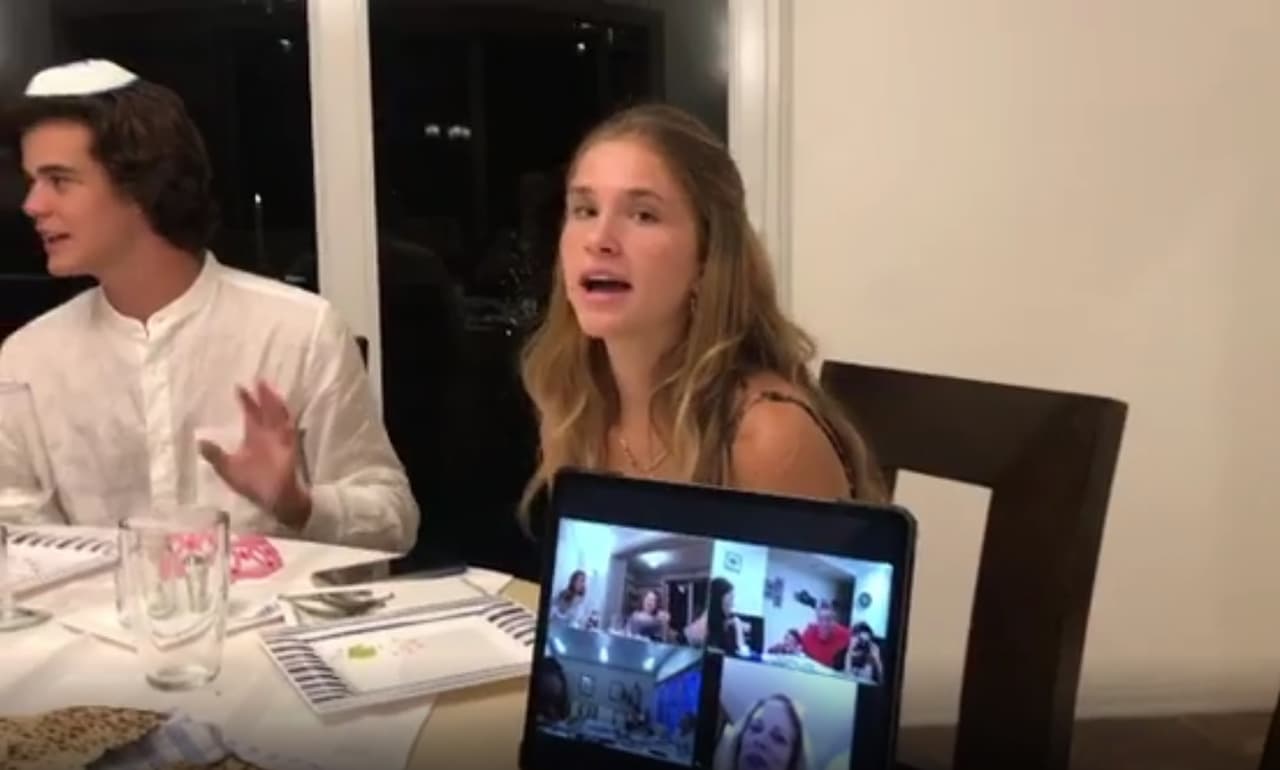 Los cinco hijos del conductor mexicano (y hasta el novio de su hija Nicole) se reunieron en la mesa y festejaron la Pascua judía, 'Pésaj'.