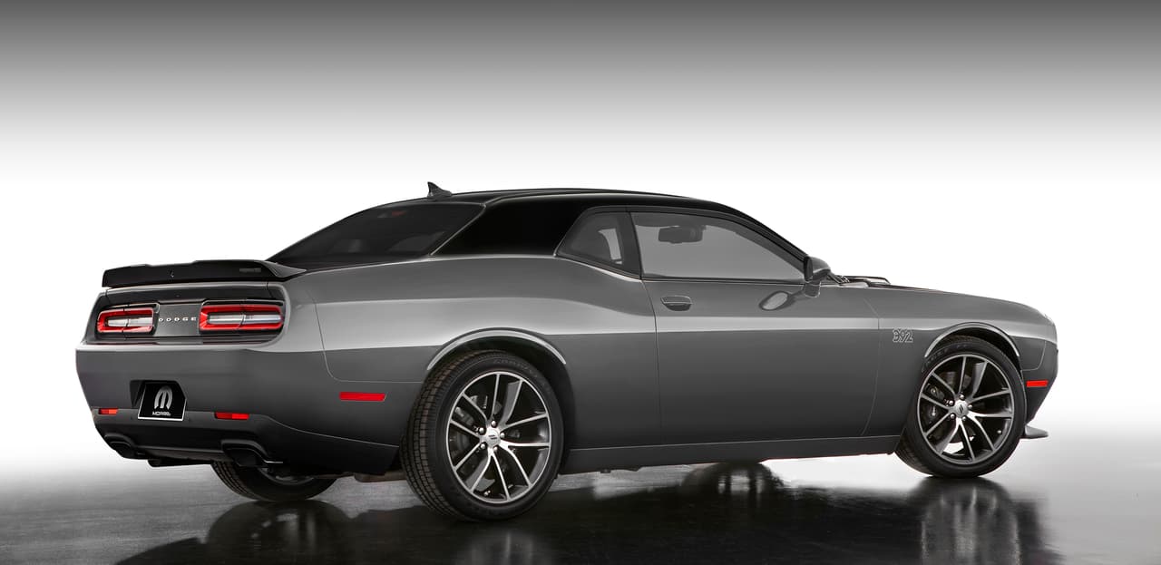 El Mopar ’17 Dodge Challenger esconde bajo su capó el exquisito motor V8 392 HEMI de 6.4 litros de desplazamiento que en esta aparición desarrolla 485 caballos de fuerza y 475 lbs-pie de torque.