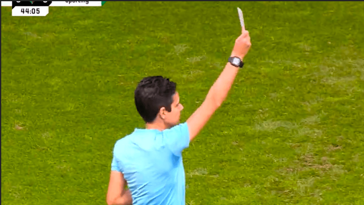 Árbitra muestra una tarjeta blanca por primera vez en la Liga de Portugal 