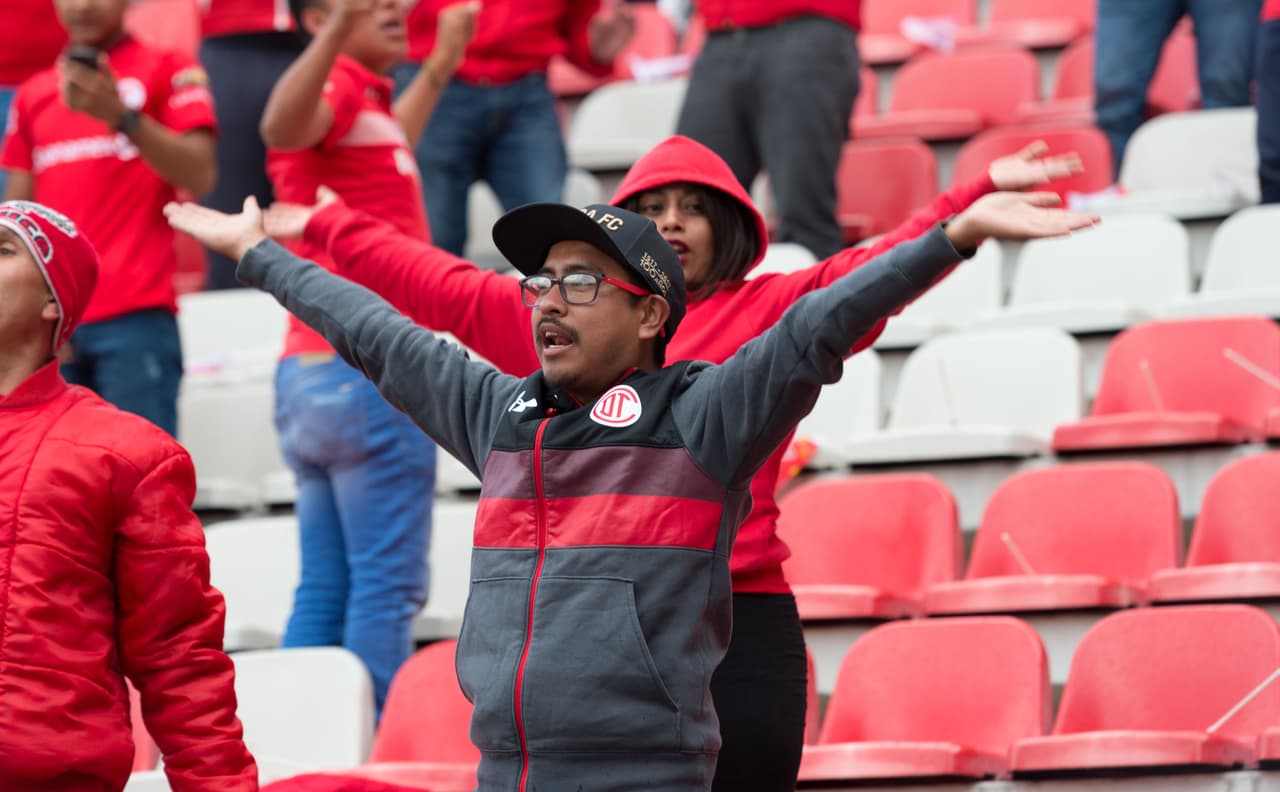 Con la ventaja de ser locales, los aficionados del Necaxa fueron los que primero llegaron al estadio Victoria pero al final se llenó de color y buen ambiente junto a los fanáticos del Toluca.