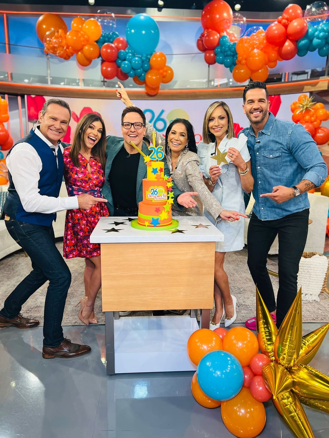 En el marco de la celebración de los 26 años del show matutino, nuestros presentadores comenzaron desde muy tempranito los festejos que incluyeron un gran pastel, muchos recuerdos y hasta invitados especiales, Lupillo Rivera y William Levy.