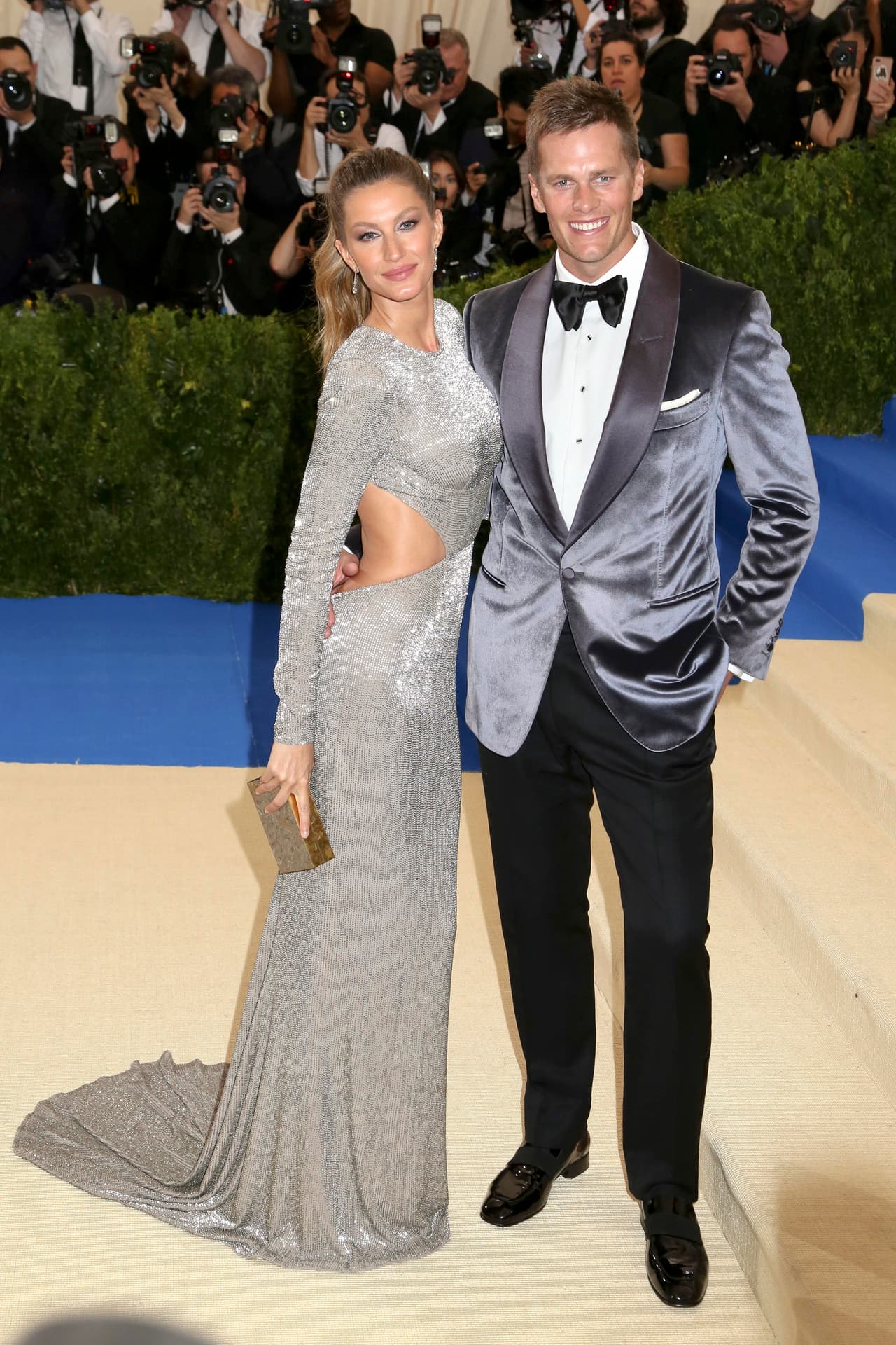 La brasileá lució un vestido plateado con un profundo escote de espalda.