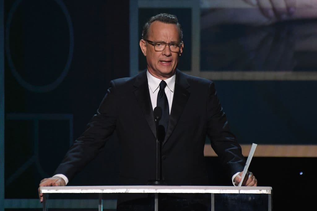 Y continuó con su discurso: “a los hombres y mujeres que mantienen este país en marcha en un momento en que los necesitamos más que nunca. Vamos a cuidarlos y vamos a cuidarnos los unos a los otros”, finalizó el legendario actor de Hollywood.