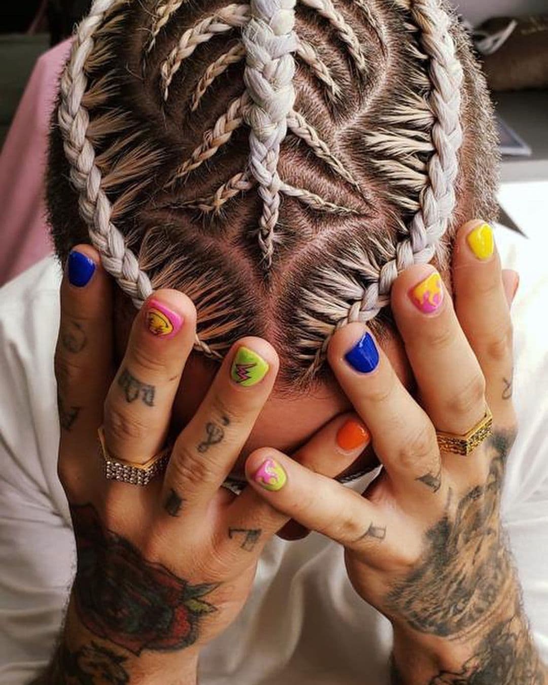 <a href="https://www.univision.com/famosos/el-bebe-de-j-balvin-salio-de-vacaciones-y-viajo-con-todo-el-glamour-se-vio-adorable-video">J Balvin</a> venía de un 2020 con el cabello de colores, muy acorde con el nombre de su álbum, pero en este 2021 decidió dejarse el cabello en un tono amarillo básico y bastante corto, aunque también tuvo tiempo para hacerse diseños minimalistas, aprovechando el lanzamiento de su pegajosa canción 'In da getto'.