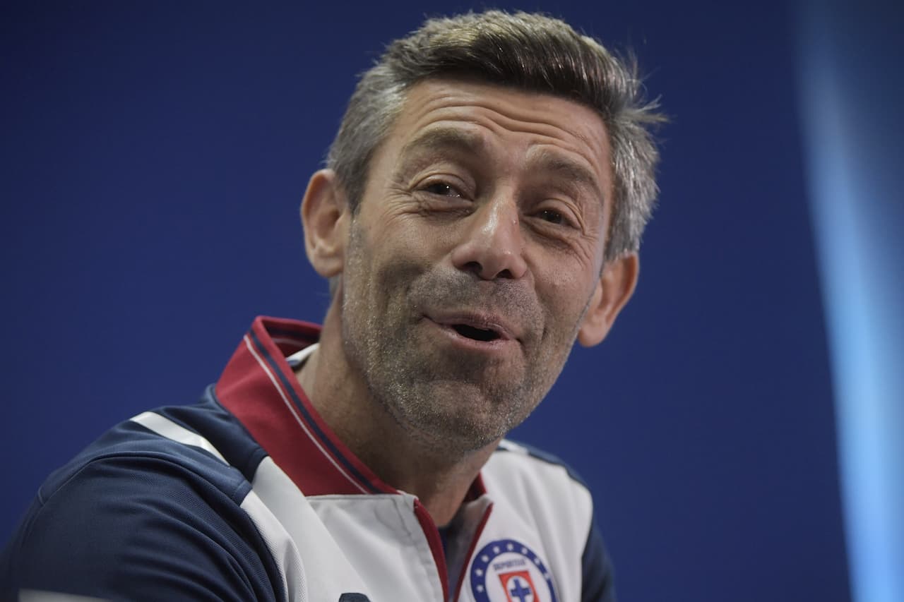 Pedro Caixinha defendió en rueda de prensa su continuidad con Cruz Azul al recordar que tiene contrato hasta junio del 2020 y criticó la credibilidad de la prensa en la cobertura sobre su situación como DT de 'La Máquina'.