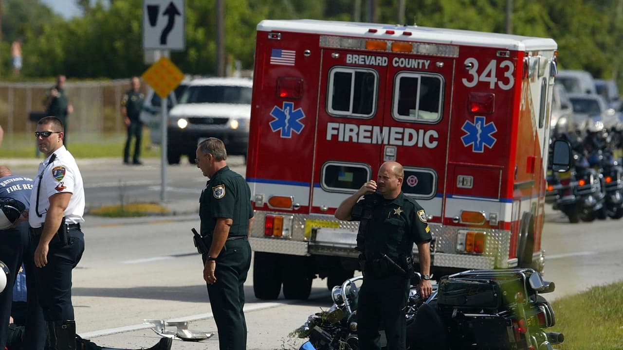 Paramédicos socorren a la víctima de un accidente en Merrit Siland, Florida.
