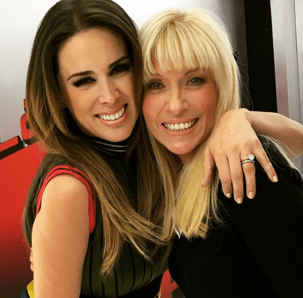 De acuerdo con la revista TVNotas, la entrega del anillo fue con un show sorpresa llamado 'Fire and Ice', donde esquiadores daban marometas en un aro de fuego. "Al final salieron con una pancarta que decía 'Jacky, ¿quieres casarte conmigo? No paraba de llorar y le dije que sí, creo que es uno de los momentos más emotivos de mi vida".