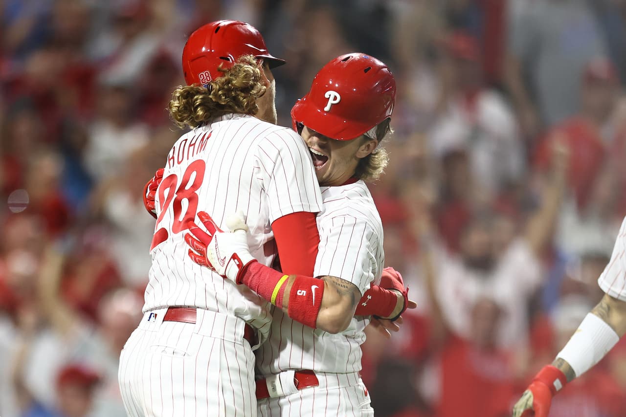 Luego Bryson Stott abrió el marcador con un grand slam en el sexto. Mientras tanto, Aaron Nola lanzó siete entradas destacadas en la victoria.