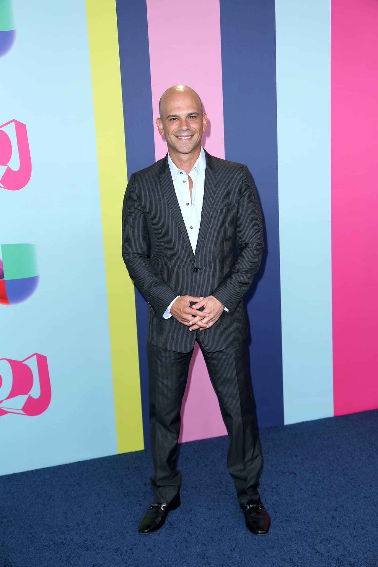 El Dr. Juan eligió este traje gris oscuro y dejó de lado la corbata para Premios Juventud 2018.