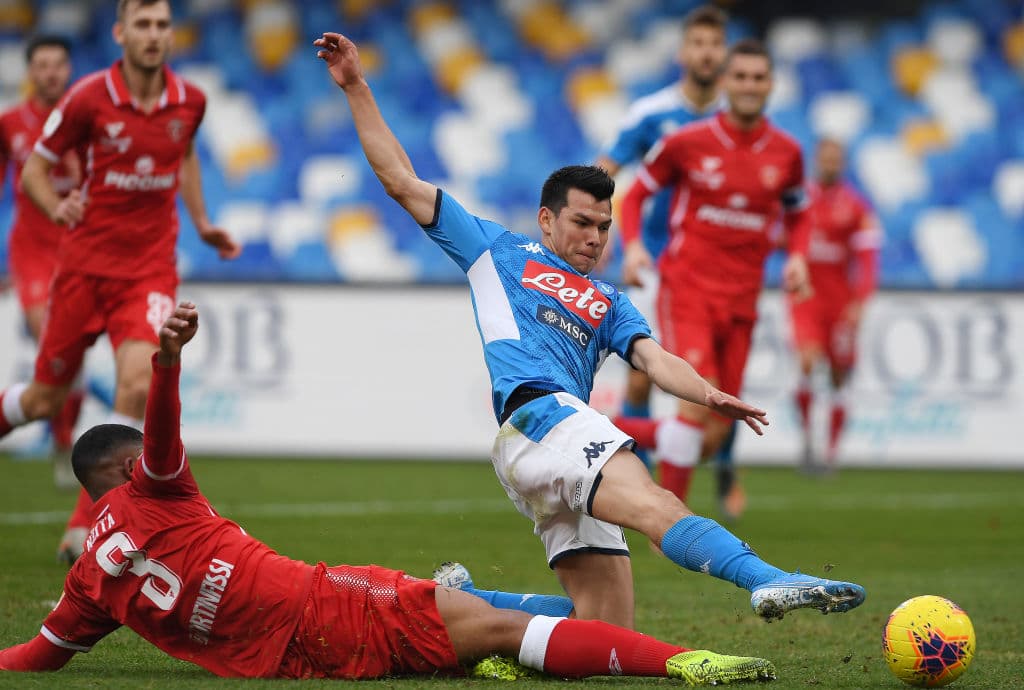 Hirving 'el Chucky' Lozano debuta en la Copa Italiana y llega a los 100 partidos en Europa, aunque no logró marcar en el triunfo del Napoli 2-0.