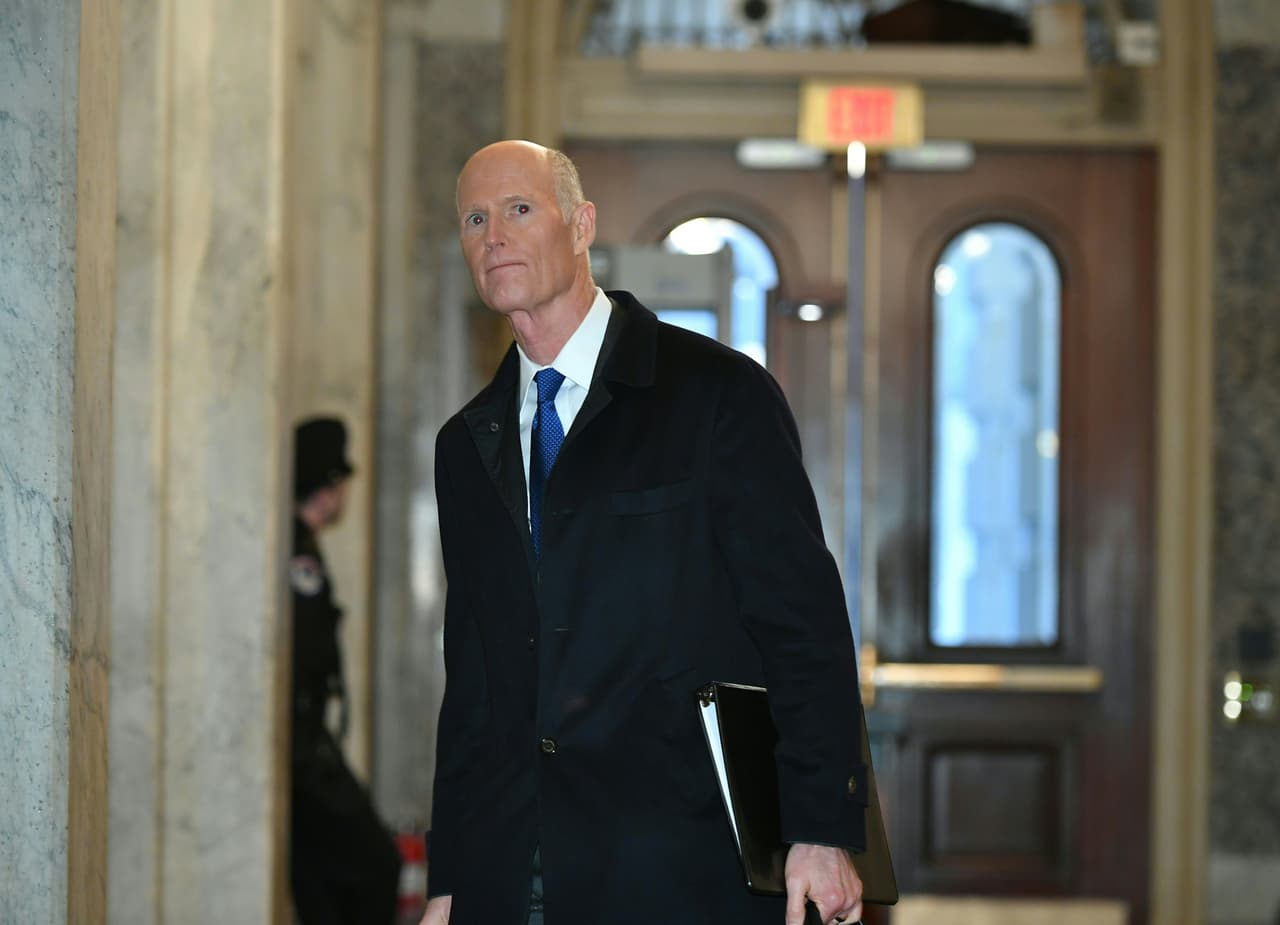 Scott dice que "corazón está con la familia de George Floyd", pero apoya a Trump contra de las protestas 