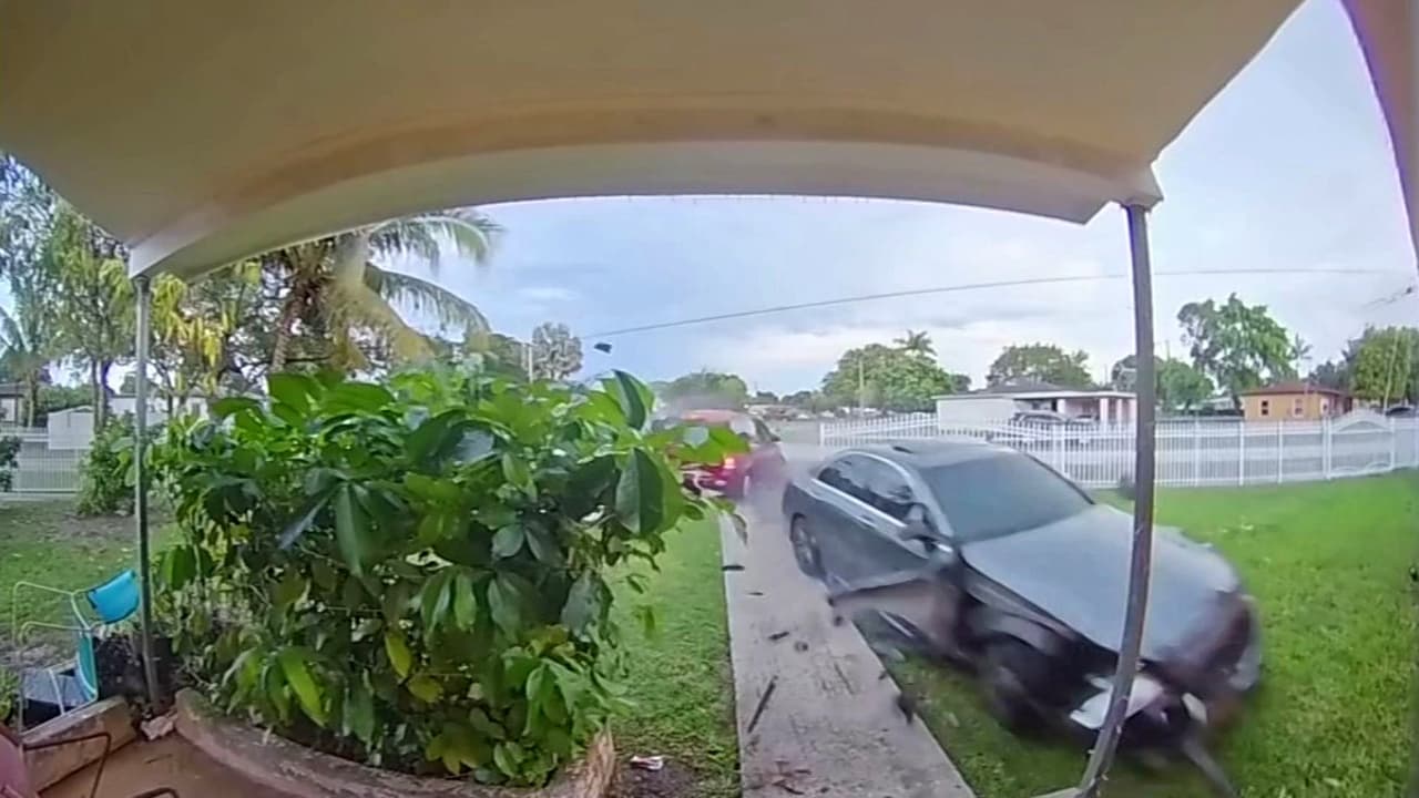 Caos vial en Florida: Choque entre dos automóviles termina en una casa y deja múltiples lesionados