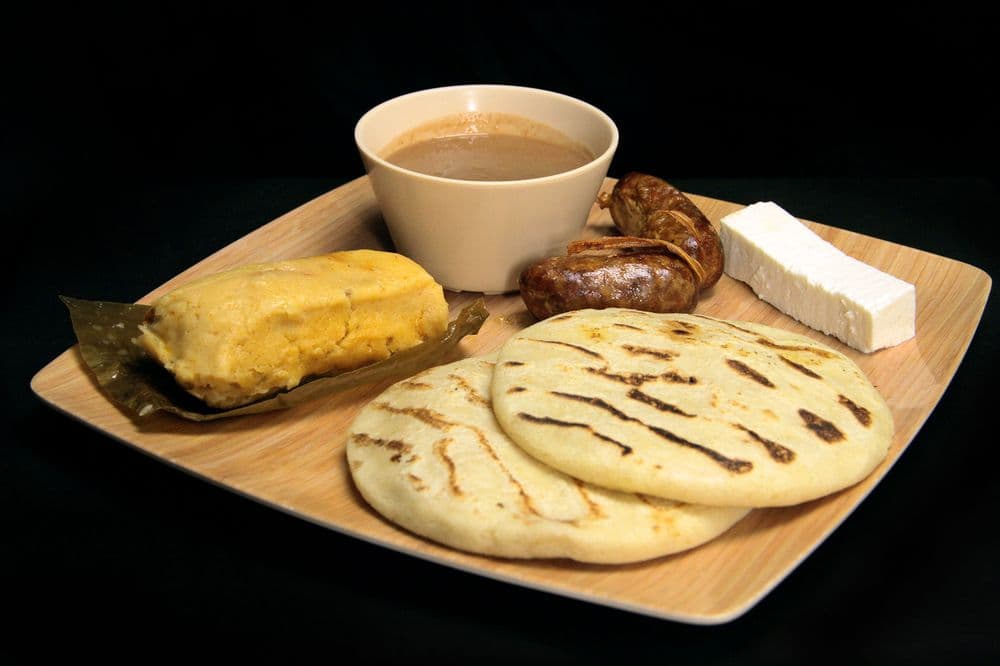 <b>Los Molcajetes</b> ofrece comida tradicional salvadoreña y opciones veganas a base de plantas. Está ubicado en la zona de Westlake (2748 W Temple St, Los Angeles, CA 90026).