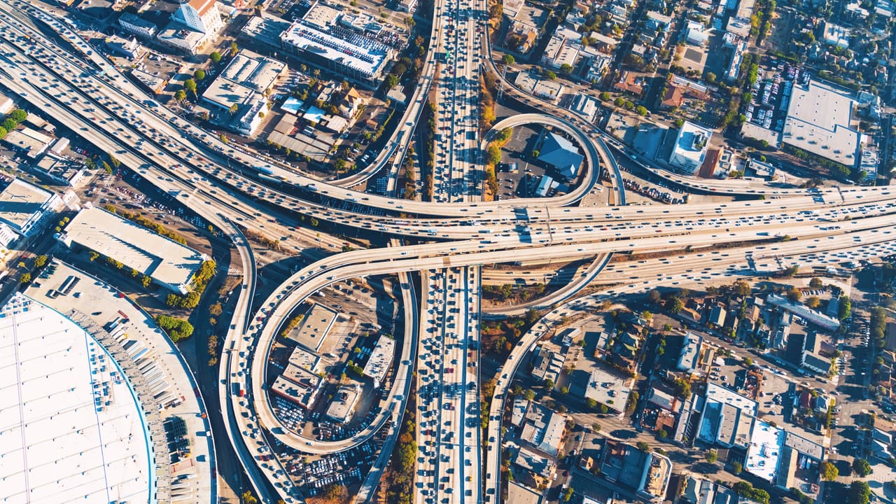 <h3 class="cms-h3-H3">9. Los Ángeles, California</h3>
<br>Costo de propiedad y mantenimiento: 
<b>97</b>
<br>Tráfico e infraestructura: 
<b>90</b>
<br>Seguridad: 
<b>31</b>
<br>Acceso a vehículos y a su mantenimiento: 1
<br>Dato curioso: 
<b>No hay ciudad en EEUU que le facilite a sus habitantes el acceso a vehículos de motor y a su mantenimiento como Los Ángeles.</b>