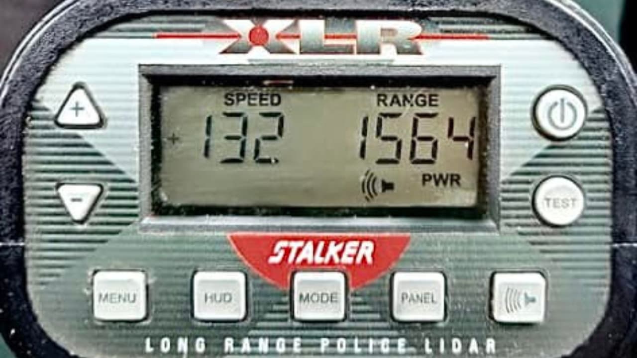 Capturan a adolescente conduciendo a 132 mph en autopista de Florida