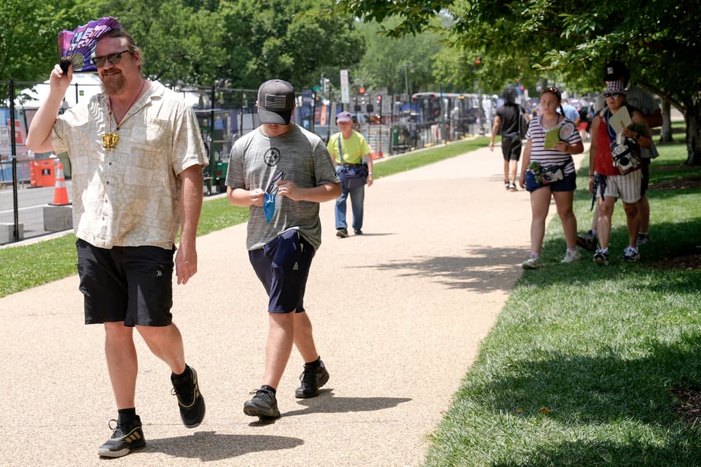 Visitantes caminan por el National Mall cerca del Capitolio de los Estados Unidos durante un día caluroso, el jueves 2 de julio de 2026, en Washington. (Foto AP/Mariam Zuhaib)