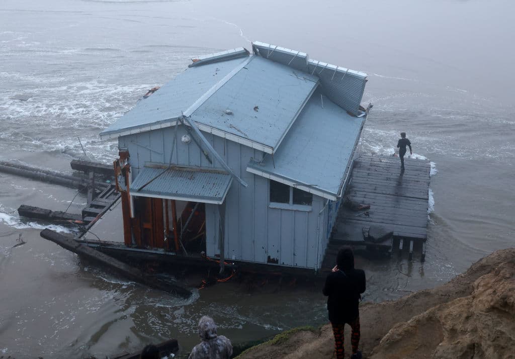 Finalmente, el lunes, tras navegar unos 800 metros, casi media milla, el pedazo del muelle se incrustó en parte de la desembocadura del río San Lorenzo.