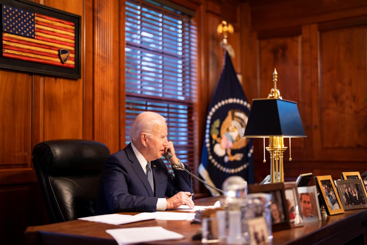 El presidente Joe Biden mantiene una llamada telefónica con su homólogo de Rusia, Vladimir Putin.