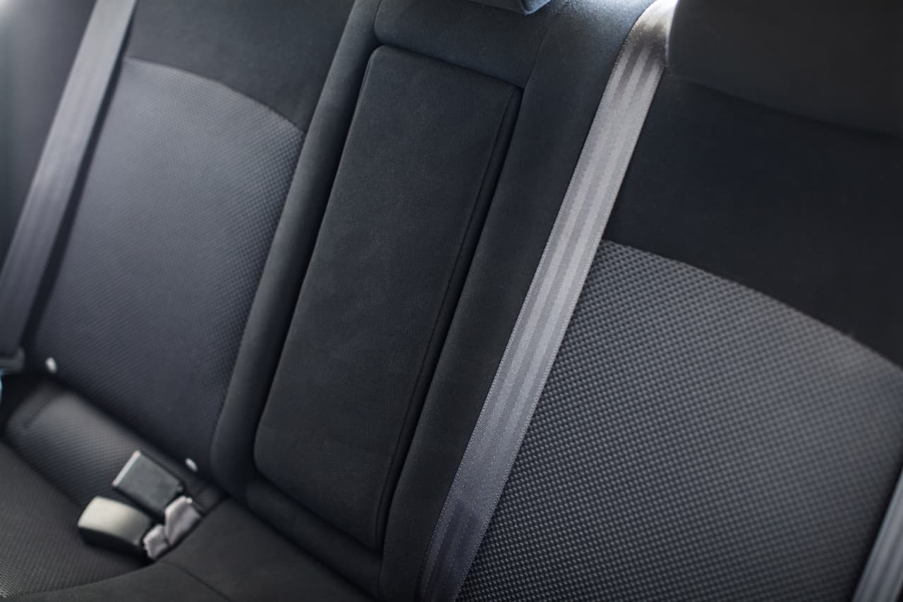 No solo el volumen es reducido, pero la banca posterior de los Evo’s no tiene la habilidad de ser plegada o desplegada.