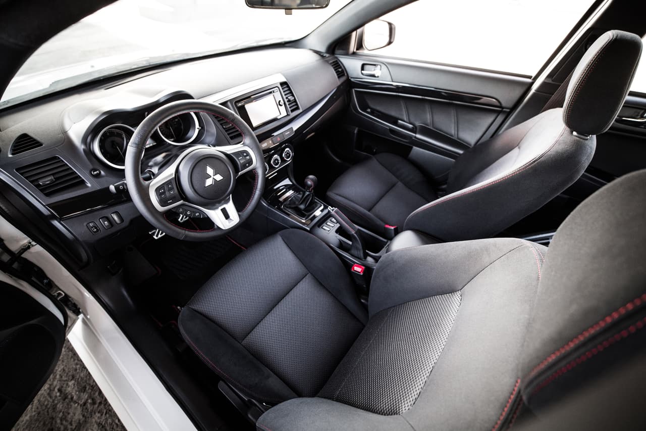 La conducción del Lancer Evolution X es emocionante. Para ello, los ingenieros tuvieron que sacrificar algunas cualidades como silencio y suavidad en el viaje dentro de la cabina.