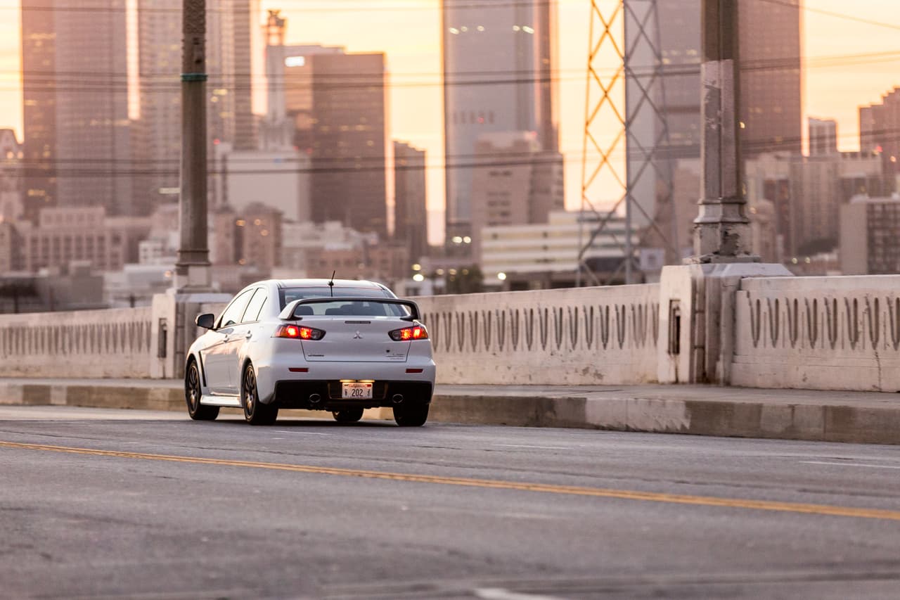 Existen solo dos versiones del Evo 2015. La primera es la GSR (básica) que solo ofrece una anticuada transmisión manual de 5 velocidades. Acelera de 0 hasta 60 millas por hora en 4.4 segundos y consume alrededor de 17 millas por galón en la ciudad y 23 en la autopista.