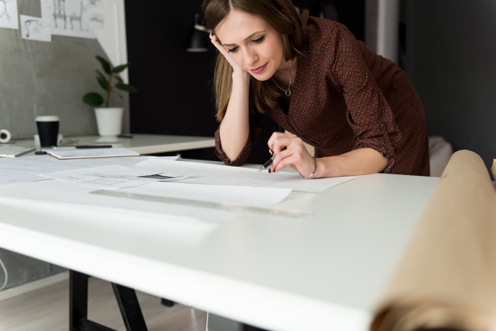 Aún estás a tiempo para planear las tareas laborales que debes realizar durante el resto del año, especialmente si estás considerando la posibilidad de pasar unos días junto a esa persona que te interesa y no sabías como conquistar. No te embarques en compras mayores, pero por otra parte investiga el mercado.