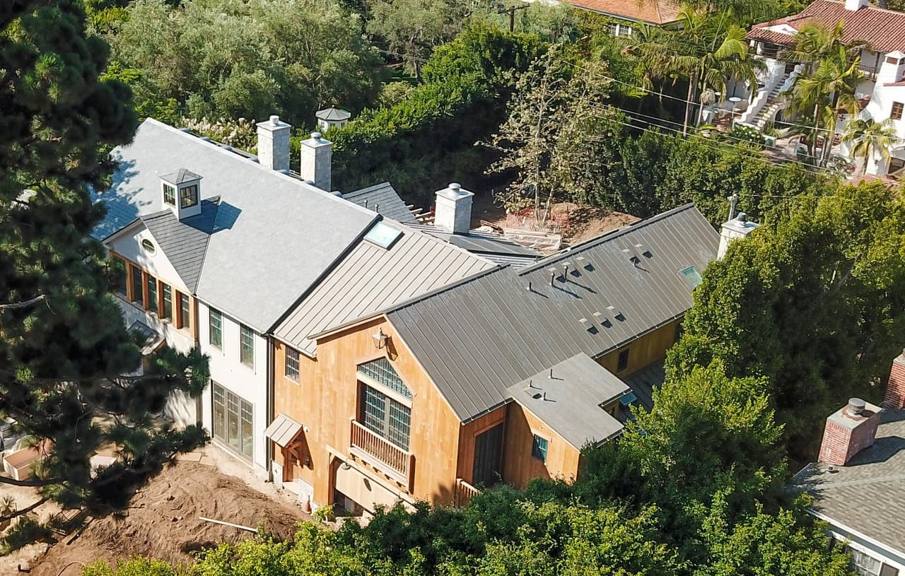 De acuerdo con información de la agencia The Grosby Group, la casa de Jennifer tendrá cuatro chimeneas y una más en la terraza.
<br>
