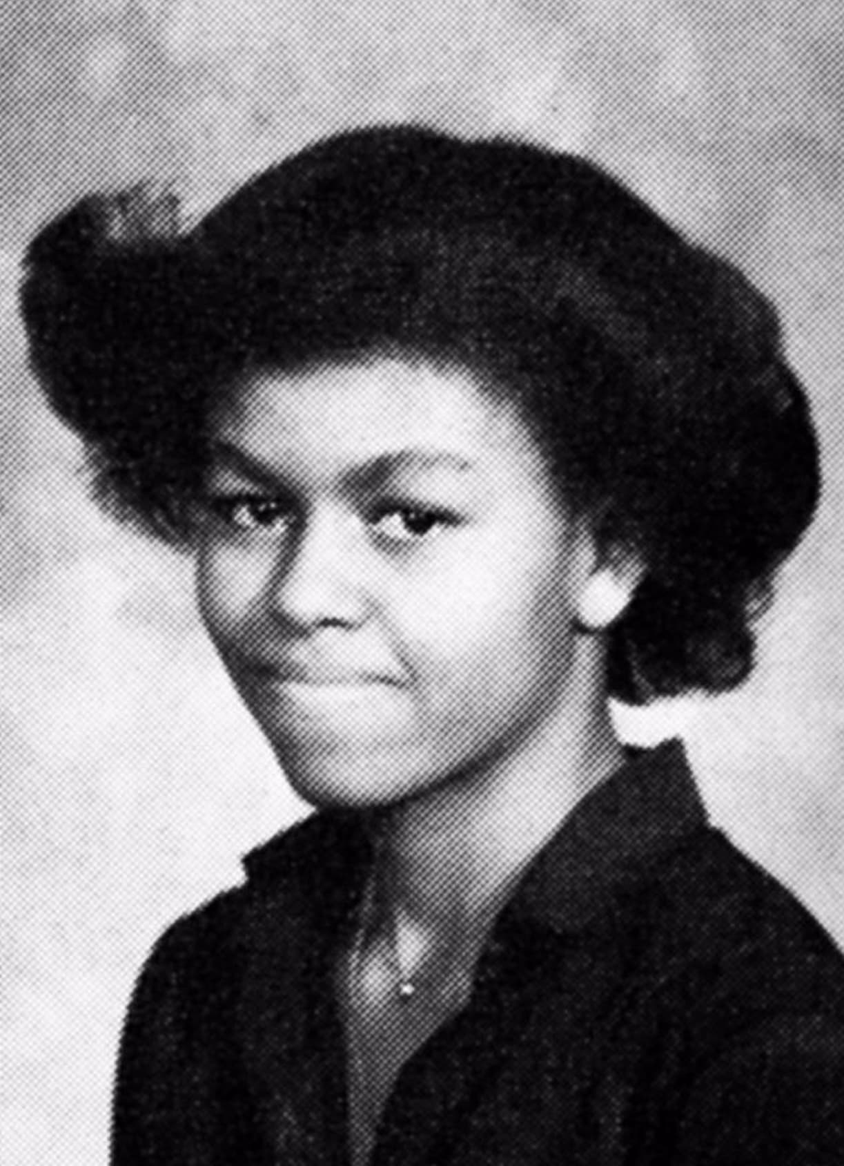 Michelle Obama compartió esta foto en su Instagram oficial solo para recordarle a cada pequeño en Estados Unidos que nunca renuncie a sus sueños: "La gente me decía que no ambicionara tan alto, que no tenía lo suficiente para ir a una universidad como Princeton, pero yo ignoré todas esas ideas, me concentré y me enfoqué en mi aplicación". 
<br>
<i>The White House</i>