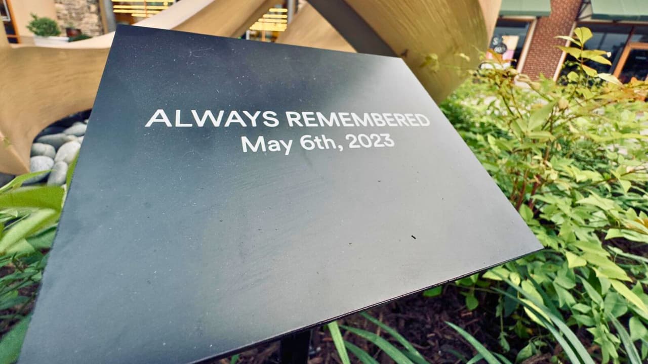 El monumento también cuenta con una placa de bronce permanente, en la que se puede leer la frase 
<b>“Siempre recordaremos. 6 de mayo de 2023”</b>, como un tributo eterno a las víctimas y un recordatorio de la resiliencia de la comunidad de Allen.