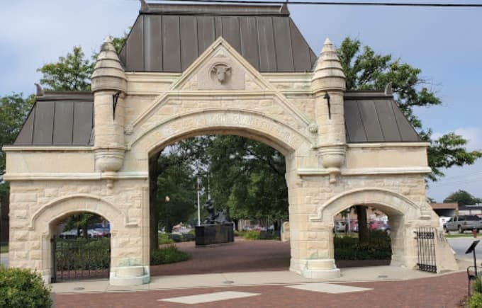 <a href="https://www.americanheritage.com/1880s-chicagos-union-stockyards" target="_blank">Union Stockyards</a> era un enorme rastro donde se mataron miles de animales y que se caracterizaba por un terrible olor a muerte y sangre, ¡pero ya no más! Ahora es un lugar para conocer parte de la historia de Chicago y recorrer el agradable parque que hay ahora. Dirección: 850 W Exchange Ave Chicago, IL 60609.
<br>