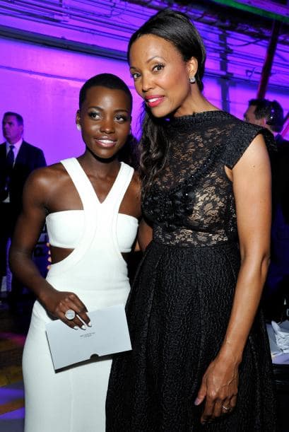 Lupita con Aisha Tyler, la conductora de los Critic's Choice Awards. Mira aquí lo último en chismes.