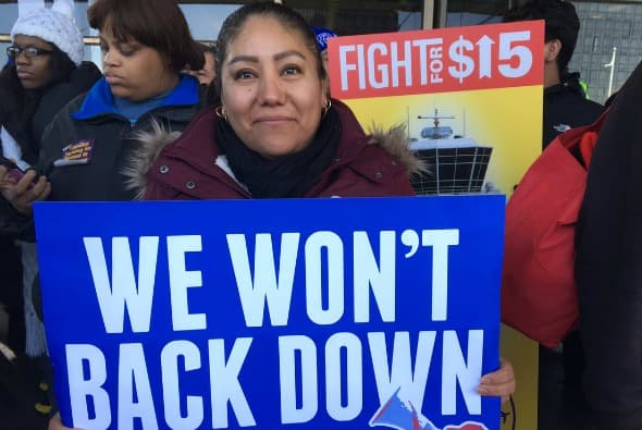 "No tenemos miedo", dicen empleados de aeropuerto O'Hare de Chicago que hoy se fueron a huelga
