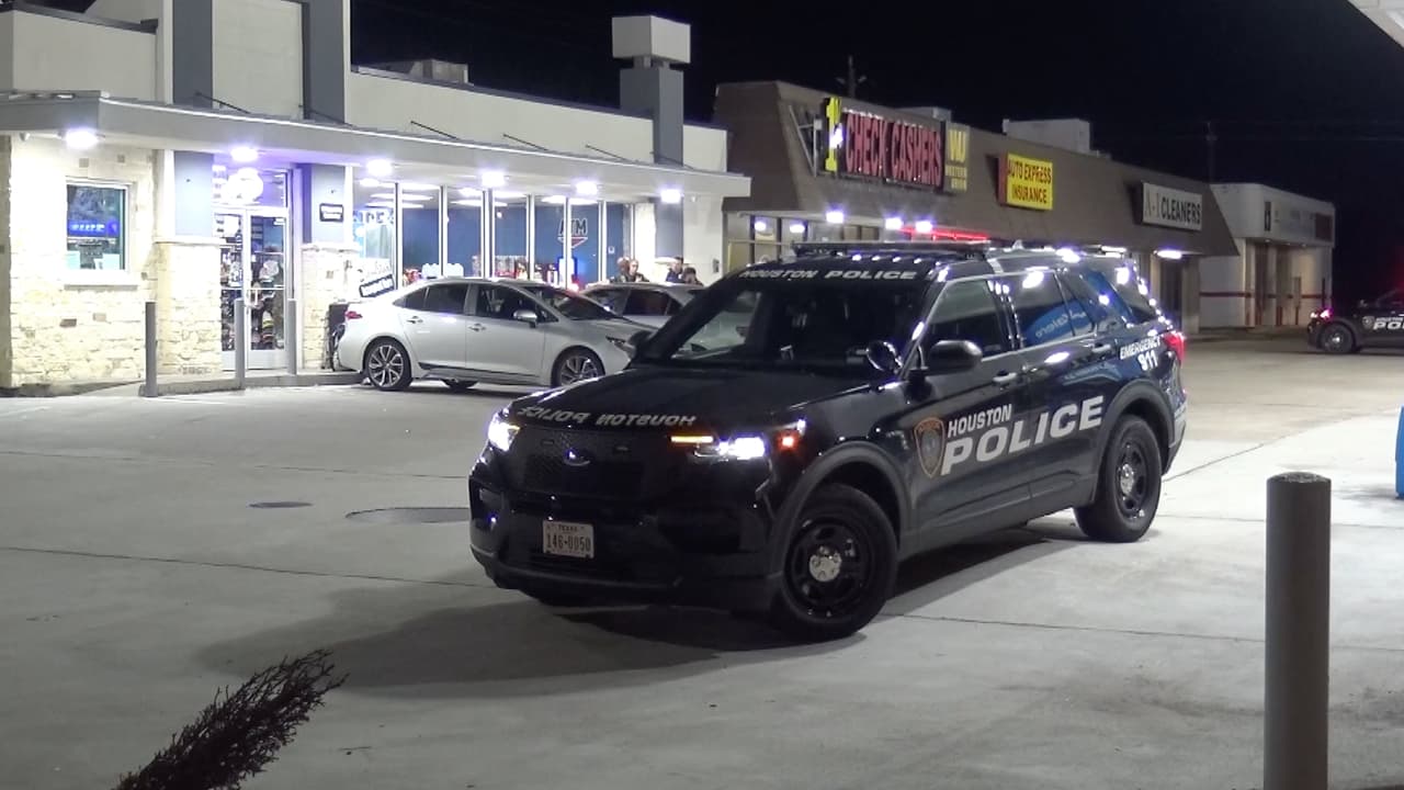Muere un hombre baleado tras conducir hasta una gasolinera para pedir ayuda al oeste de Houston