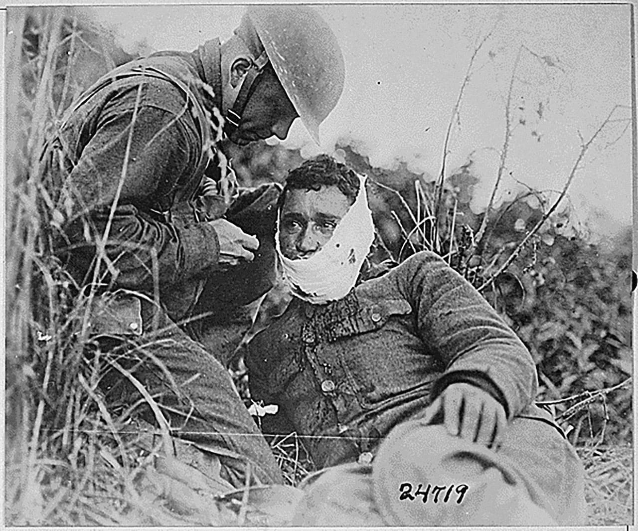 <b>Asistencia médica.</b> Un soldado herido de la Compañía K, 110 Regimiento de Infantería (Guardia Nacional de Pensilvania), recibe tratamiento de primeros auxilios. Varennes-en-Argonne, Francia. En EEUU, muchos políticos y medios de comunicación veían el telegrama Alemán a México como una maniobra para justificar la entrada de EEUU en la guerra.
<br>