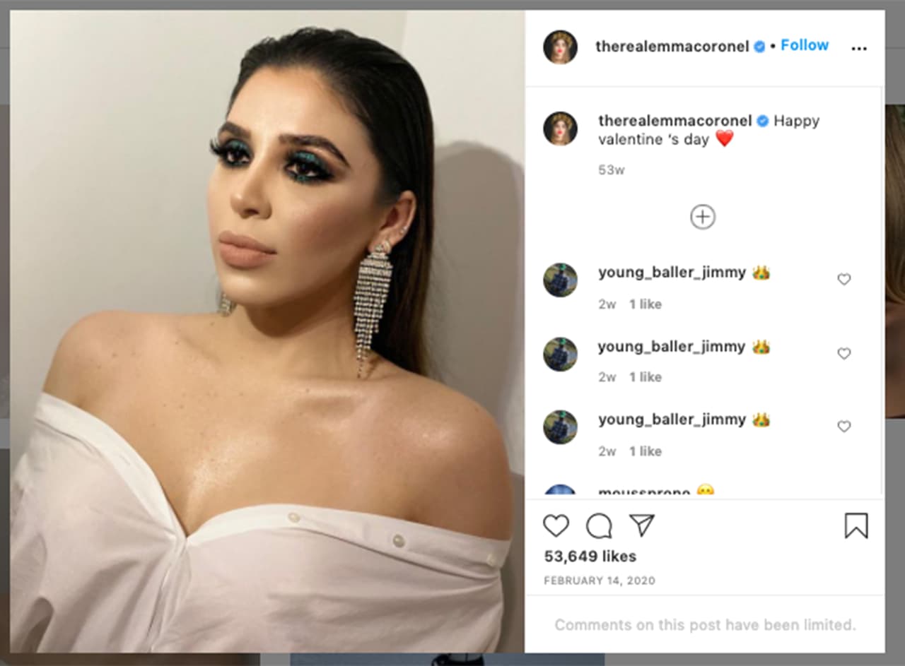 Una cuenta de Instagram de Emma Coronel, que mostraba detalles de la vida en Estados Unidos fue borrada en noviembre de 2018. Ella y sus abogados afirmaron que ni esa ni ninguna otra cuenta en redes sociales era manejada por la esposa del narcotraficante.
<br>
<br>
<a href="https://www.univision.com/radio/radio-nacional/emma-coronel-reaparece-y-celebra-en-instagram-esto-es-lo-que-ha-publicado-la-esposa-de-el-chapo-fotos"><u>Una nueva cuenta a su nombre</u></a>, con el sello de verificación de Instagram y con solo cinco fotos, existe desde finales de 2019. Hoy 
<a href="https://www.instagram.com/therealemmacoronel/"><u>tiene más de 600 mil seguidores</u></a>. 
<br>
