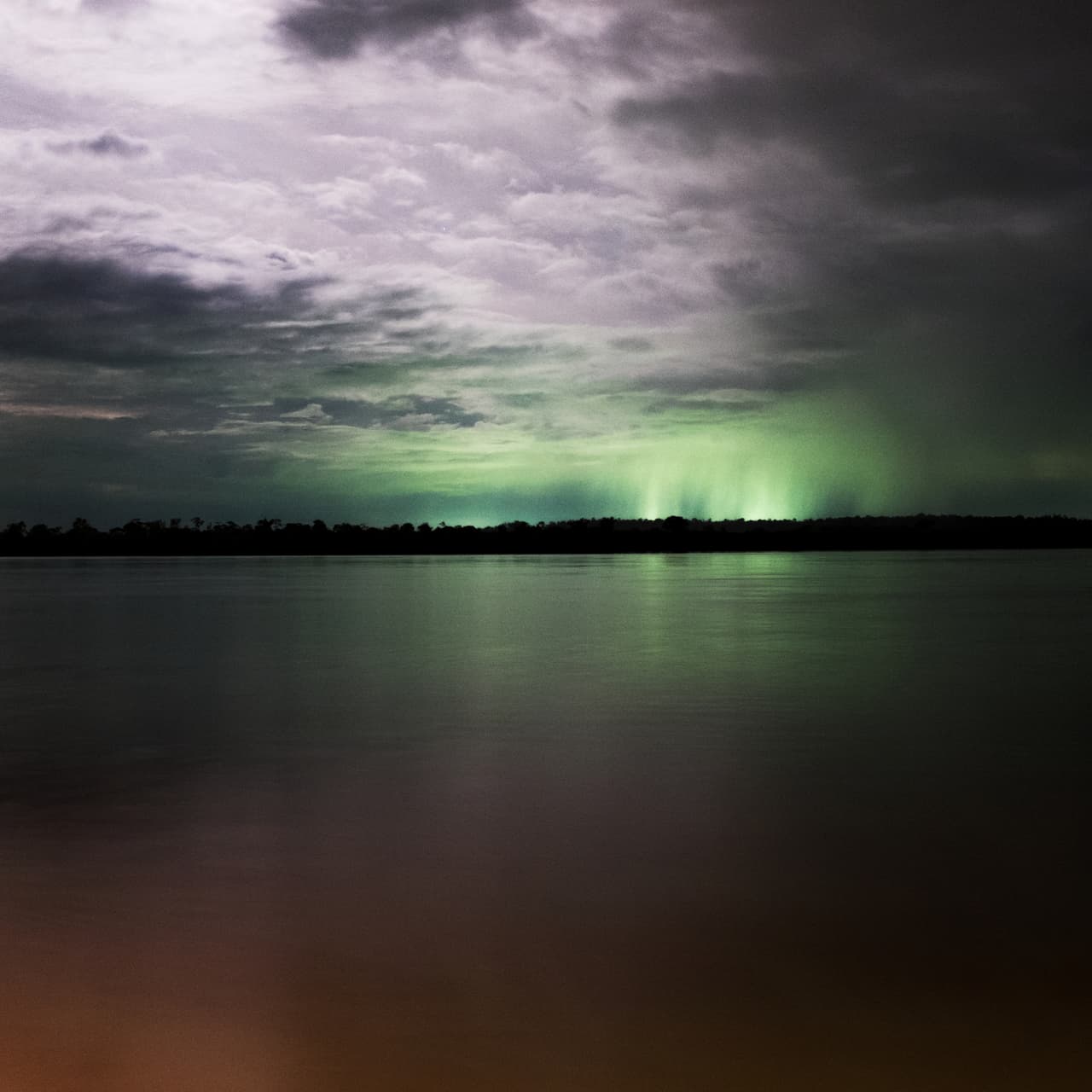 La construcción de la represa ilumina el cielo sobre el río Xingú, visto desde la ciudad de Altamira. Belo Monte será la segunda mayor represa de Brasil y la tercera del mundo y desplazará en total a unas 20,000 personas.