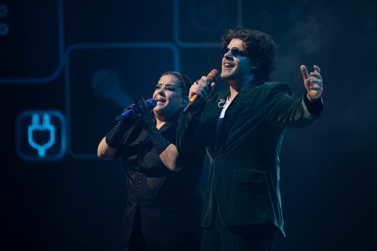 Joss aplaudía fuertemente y visiblemente emocionado cada participación de su mamá, a pesar de que ambos juegan en equipos contrarios. Además, nos enteramos de que a su mamá le dice cariñosamente "Chabela".