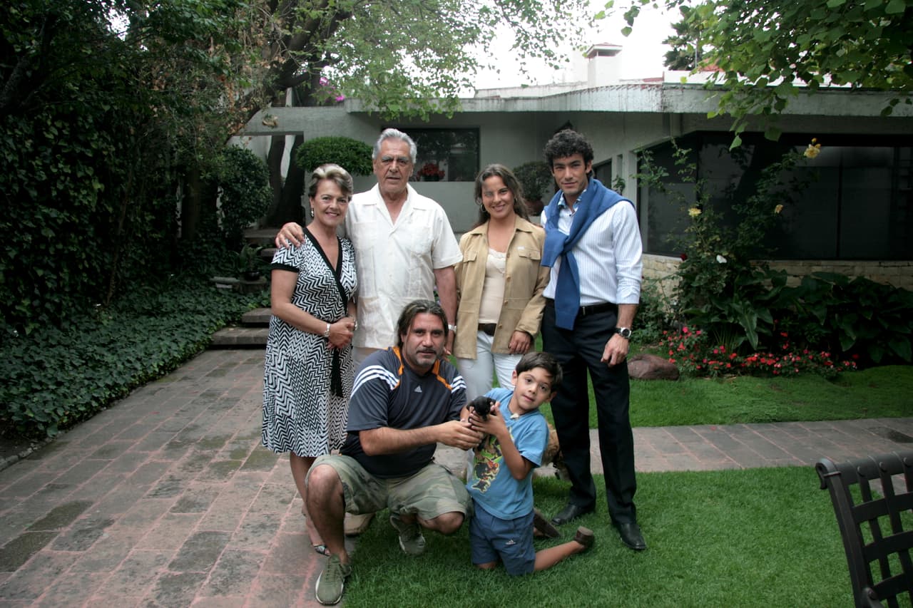 "Mis papás querían que nos casáramos, sus papás querían que nos casáramos el quería que nos casaramos y yo dije: 'órale, pues total'", confesó.
<br>