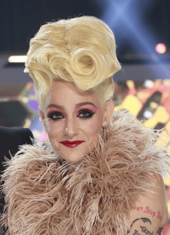 Para la final de Mira Quien Baila, Lola Cortés llevó una peluca rubia platinada y un vestido con plumas en el cuello.