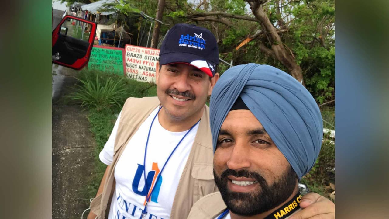 En 2009 el oficial Dhaliwal fue contratado por el exalguacil del condado Harris, Adrían García con quien sostuvo una relación muy estrecha.