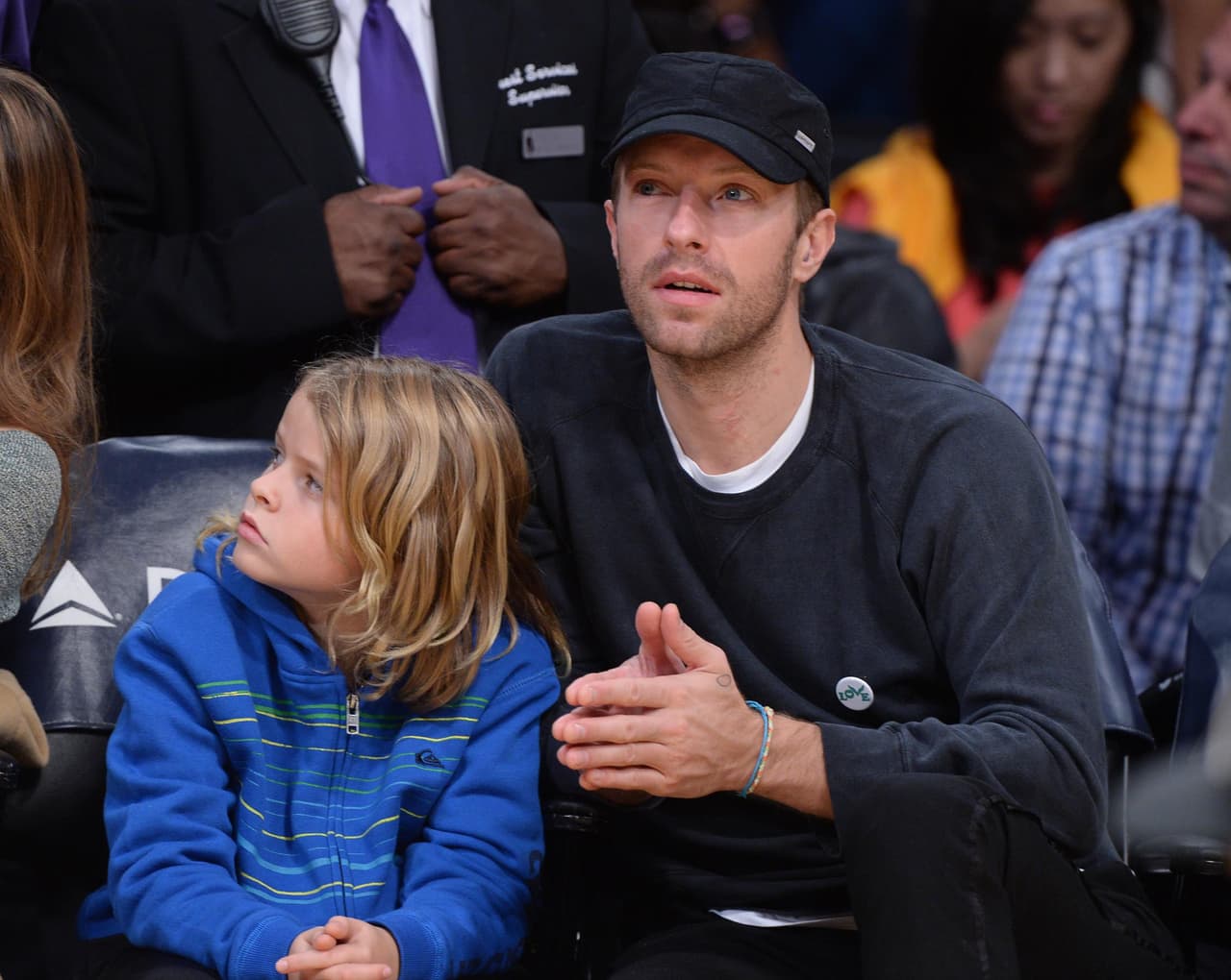El cantante de Coldplay ve un juego con su hijo Moses.