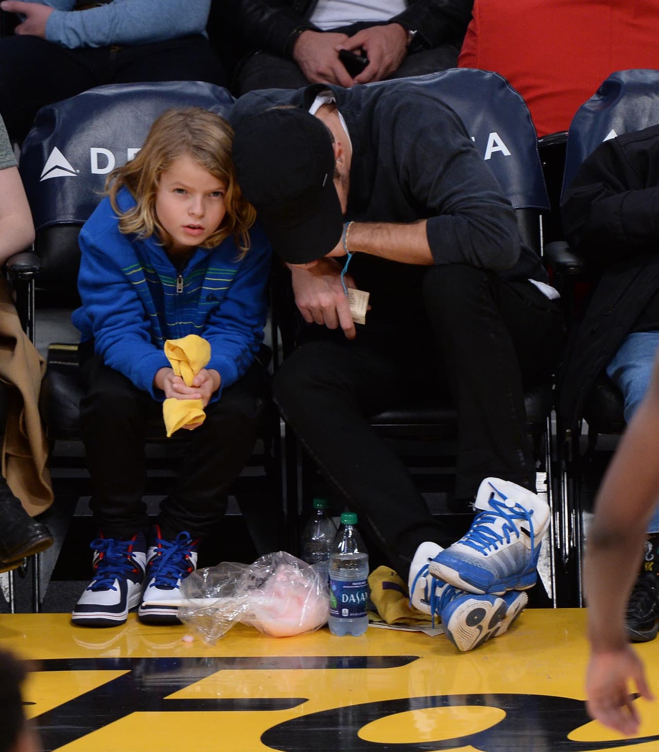 Como que el cantante se cansó de animar a su hijo.