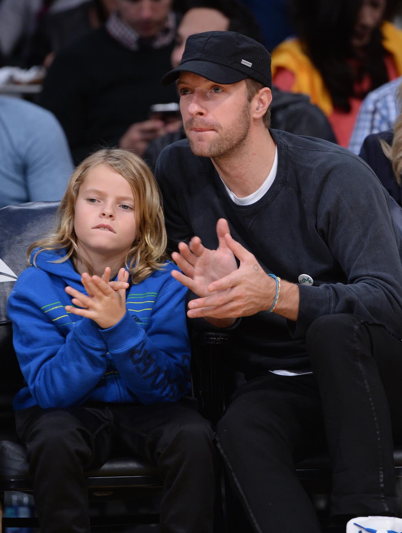 El cantante de Coldplay llevó al pequeño Moses a ver un partido.
