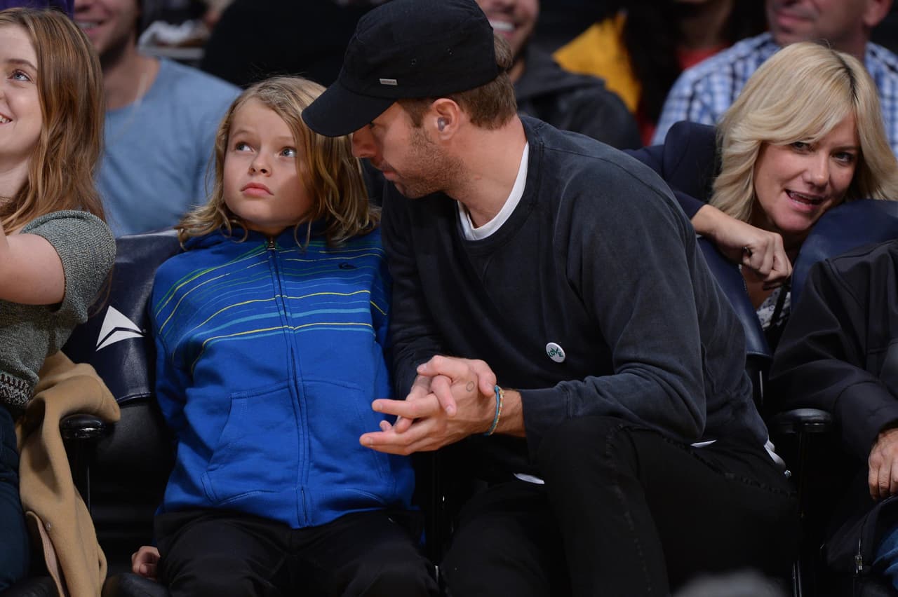 Chris le explicaba algunas cosas a su pequeño de nueve años.