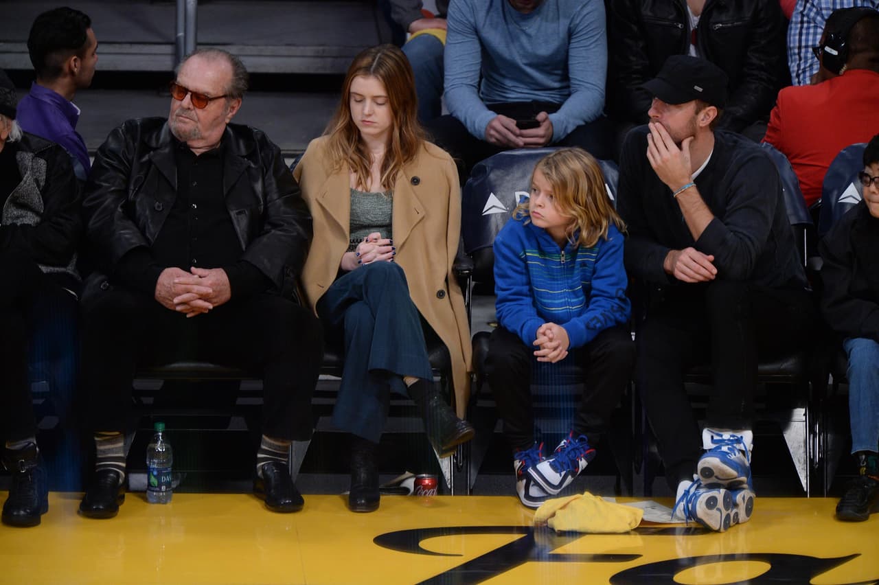 Y mira nada más quién estaba sentado a su lado.